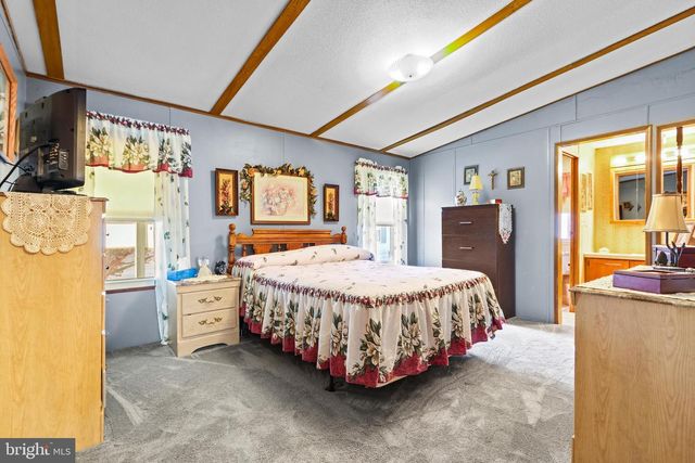 2 HICKORY HILLS DR, Bath, PA 18014