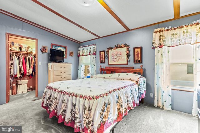 2 HICKORY HILLS DR, Bath, PA 18014