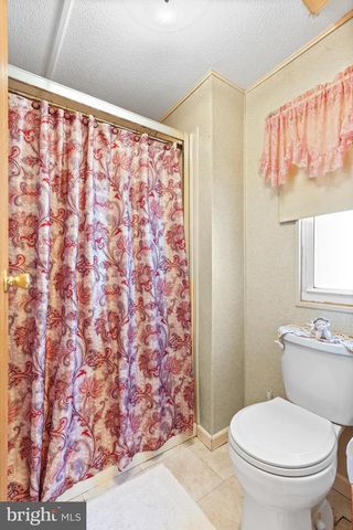 2 HICKORY HILLS DR, Bath, PA 18014