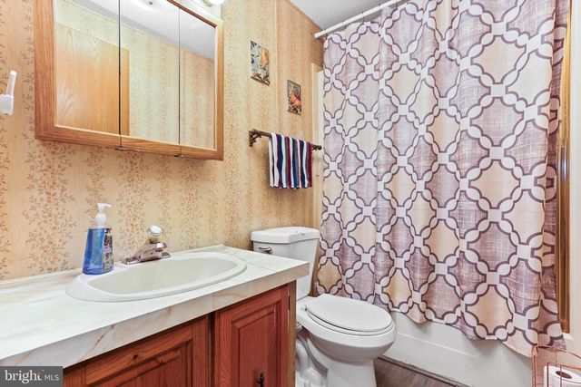 2 HICKORY HILLS DR, Bath, PA 18014