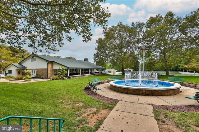 2 HICKORY HILLS DR, Bath, PA 18014