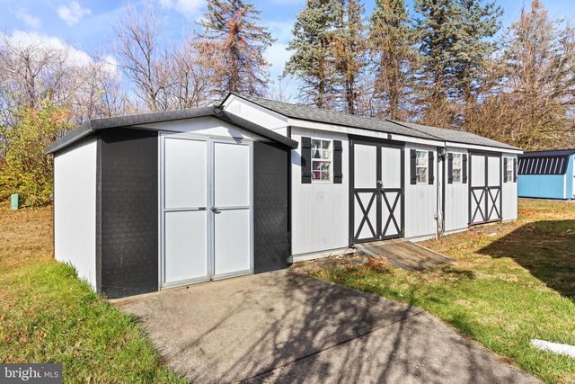 2 HICKORY HILLS DR, Bath, PA 18014