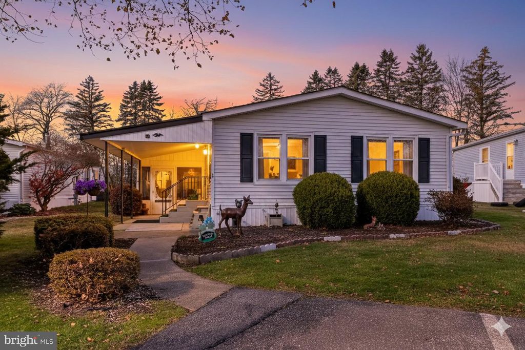 2 HICKORY HILLS DR, Bath, PA 18014