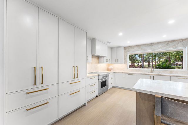 654 W Lakewoode Circle, Delray Beach, FL 33445