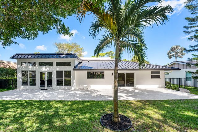 654 W Lakewoode Circle, Delray Beach, FL 33445