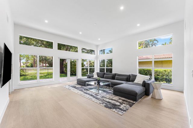 654 W Lakewoode Circle, Delray Beach, FL 33445