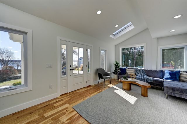 18 Sunset Lane, Portsmouth, RI 02871