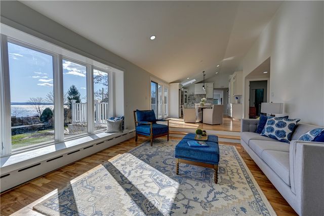 18 Sunset Lane, Portsmouth, RI 02871