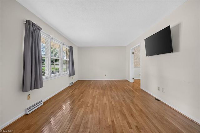 190 Farmbrooke Lane, Winston-salem, NC 27127