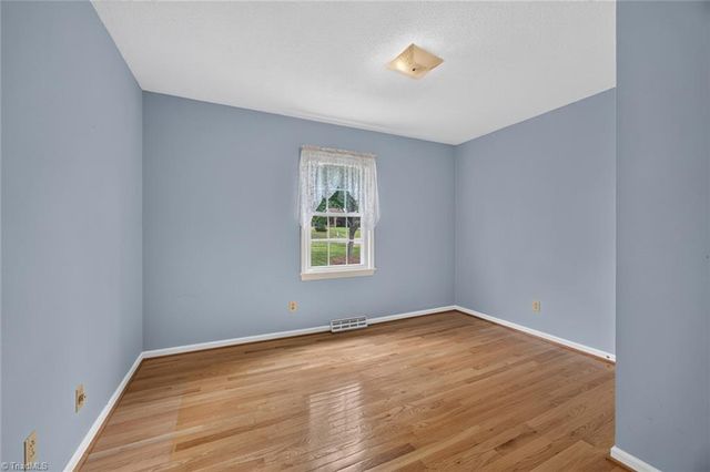 190 Farmbrooke Lane, Winston-salem, NC 27127