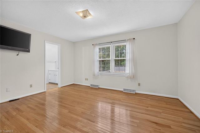 190 Farmbrooke Lane, Winston-salem, NC 27127