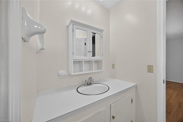 190 Farmbrooke Lane, Winston-salem, NC 27127