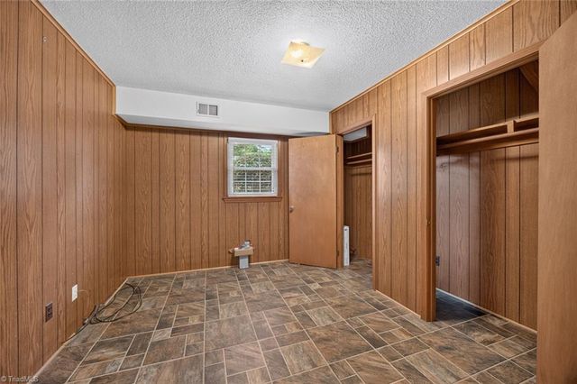 190 Farmbrooke Lane, Winston-salem, NC 27127
