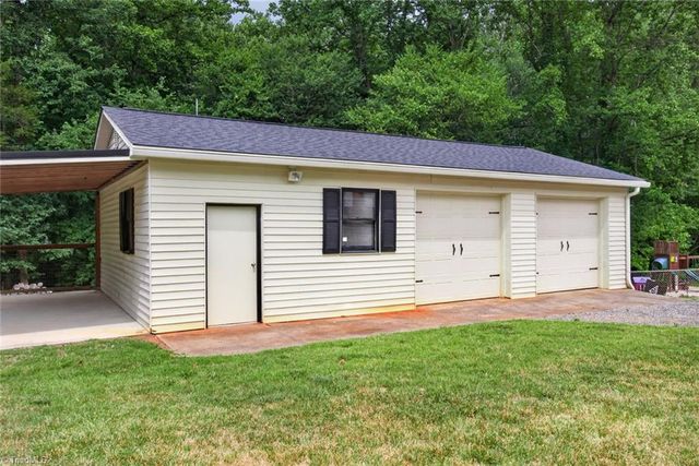 190 Farmbrooke Lane, Winston-salem, NC 27127
