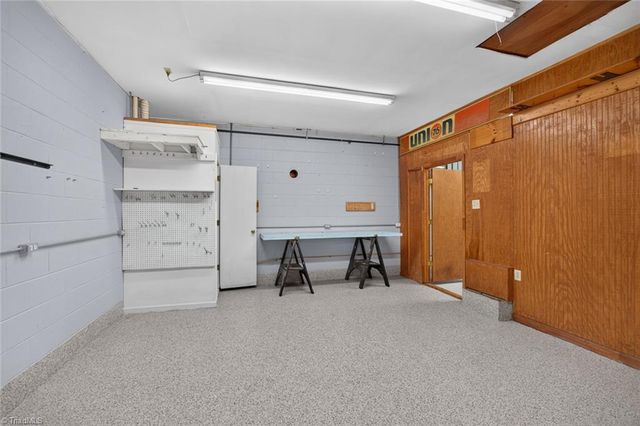 190 Farmbrooke Lane, Winston-salem, NC 27127