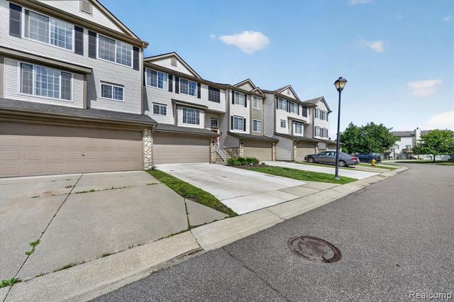 217 Oak Ridge Drive, Pontiac, MI 48341