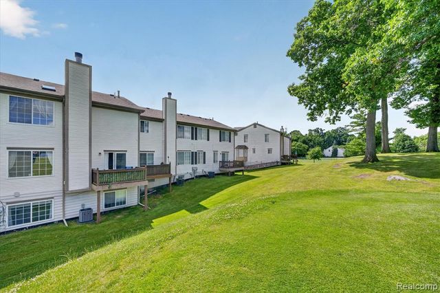217 Oak Ridge Drive, Pontiac, MI 48341