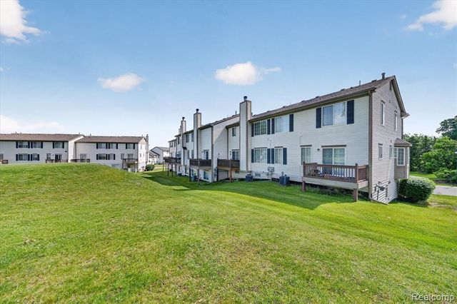 217 Oak Ridge Drive, Pontiac, MI 48341