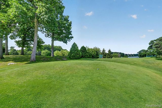 217 Oak Ridge Drive, Pontiac, MI 48341