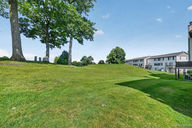 217 Oak Ridge Drive, Pontiac, MI 48341