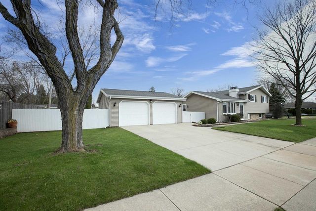 1021 APPLE BLOSSOM DRIVE, Neenah, WI 54956