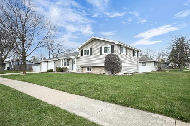 1021 APPLE BLOSSOM DRIVE, Neenah, WI 54956