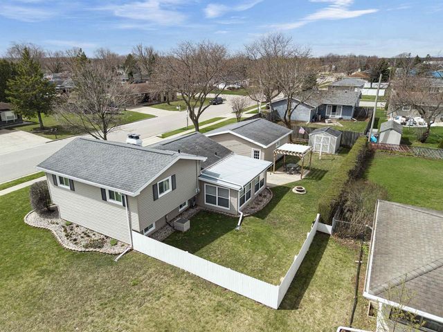 1021 APPLE BLOSSOM DRIVE, Neenah, WI 54956