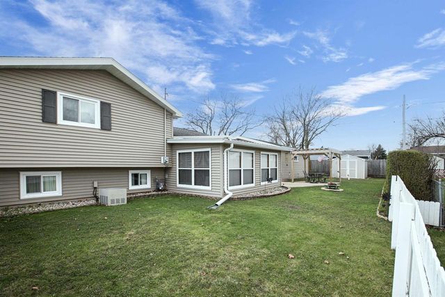 1021 APPLE BLOSSOM DRIVE, Neenah, WI 54956