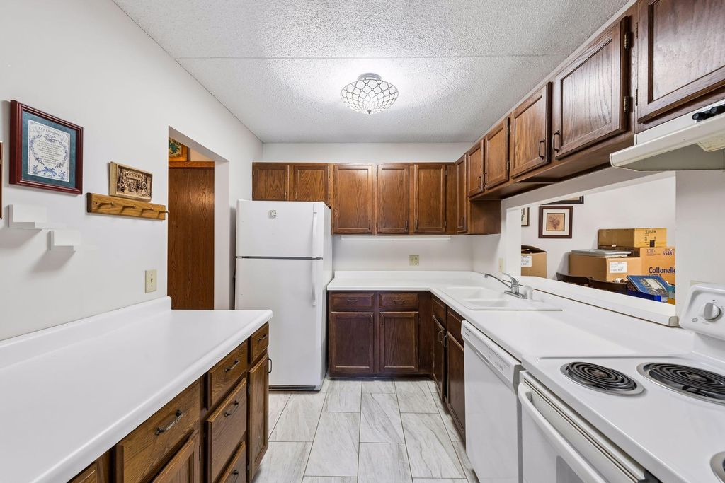 10531 Cedar Lake Road 212, Minnetonka, MN 55305 — photo 4