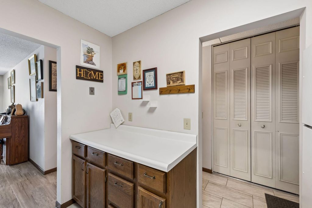 10531 Cedar Lake Road 212, Minnetonka, MN 55305 — photo 5