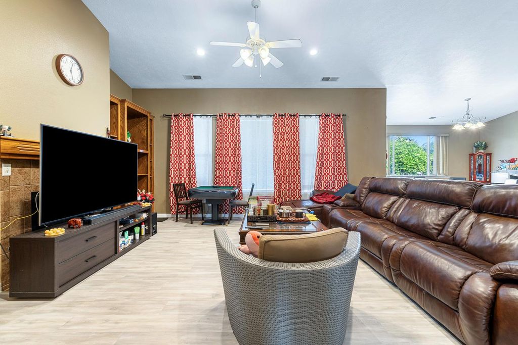 Image 10 of property listing at 5787 E Byrd Avenue, Fresno, CA 93727