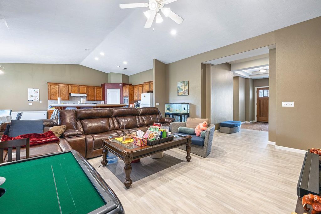 Image 12 of property listing at 5787 E Byrd Avenue, Fresno, CA 93727