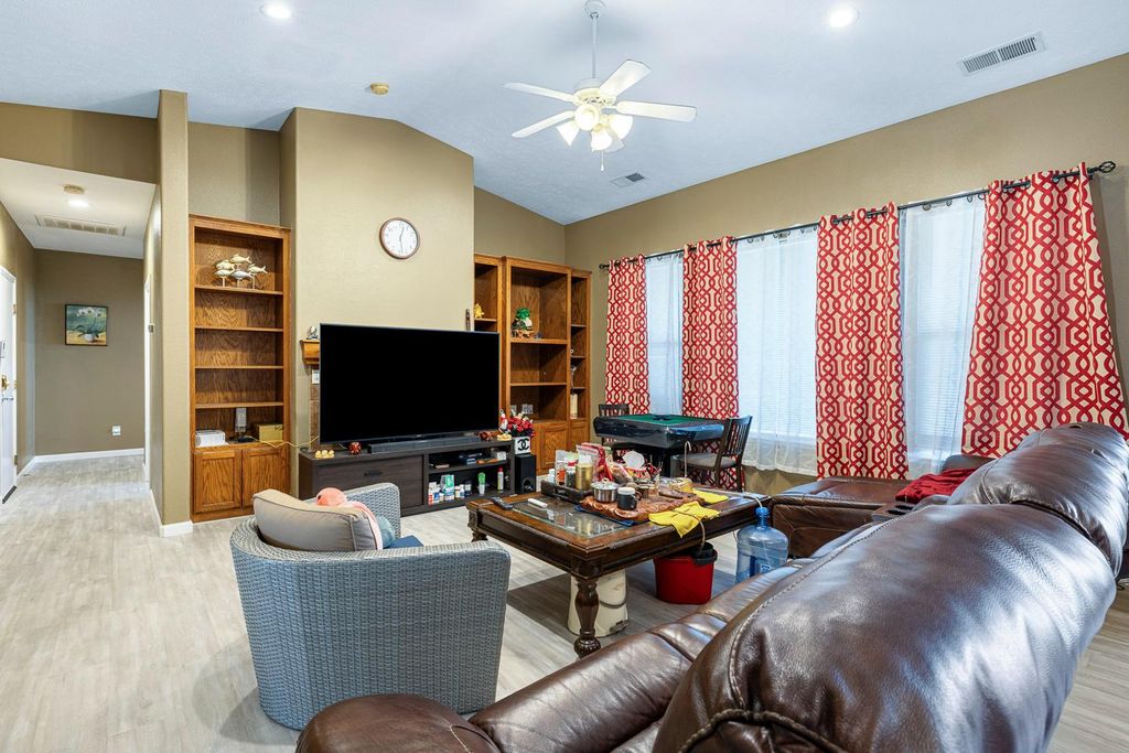 Image 13 of property listing at 5787 E Byrd Avenue, Fresno, CA 93727