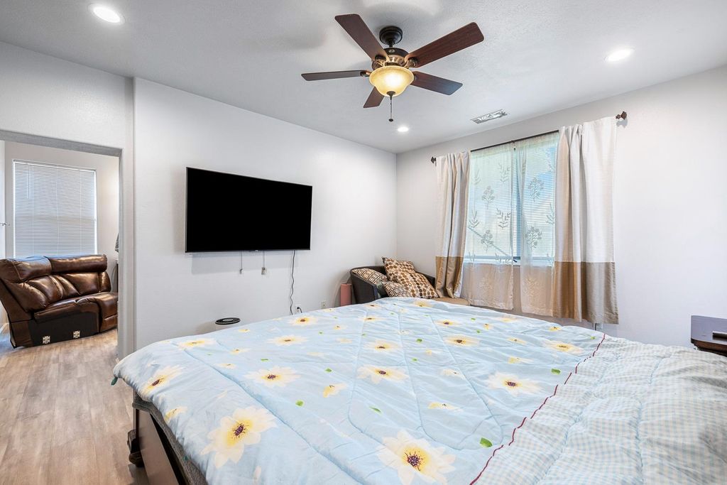 Image 34 of property listing at 5787 E Byrd Avenue, Fresno, CA 93727