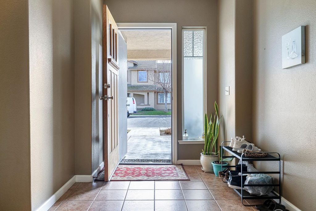 Image 8 of property listing at 5787 E Byrd Avenue, Fresno, CA 93727