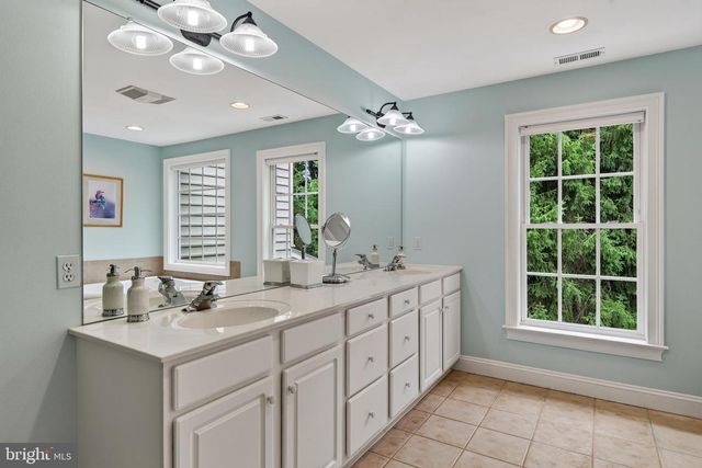 125 CAMELOT LN, Newtown Square, PA 19073