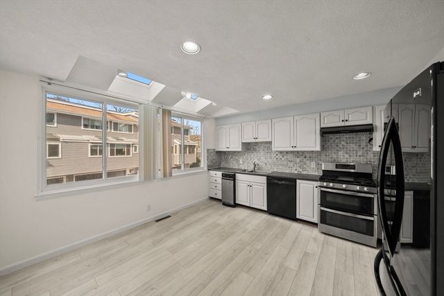 255 North Rd 10, Chelmsford, MA 01824