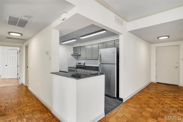 200 S Brentwood Boulevard 2F, Clayton, MO 63105