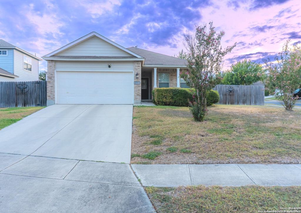 8502 CHICKASAW BLF, Converse, TX 78109