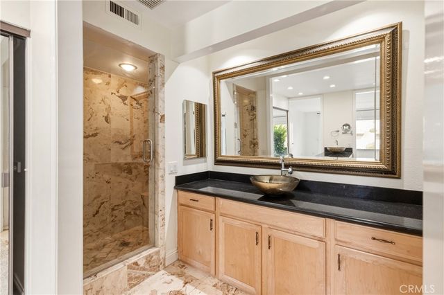 27 Palos 63, Irvine, CA 92612