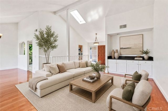 27 Palos 63, Irvine, CA 92612