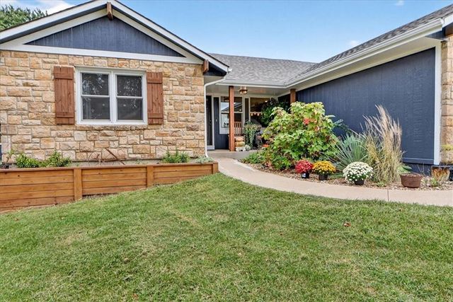 19702 211th Street, Tonganoxie, KS 66086