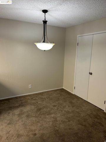 1363 Ridgecrest Rd, Pinole, CA 94564