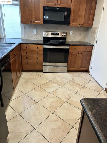 1363 Ridgecrest Rd, Pinole, CA 94564