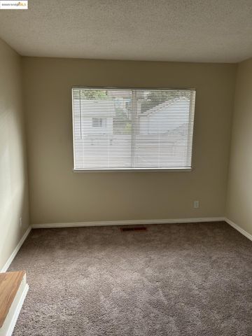 1363 Ridgecrest Rd, Pinole, CA 94564