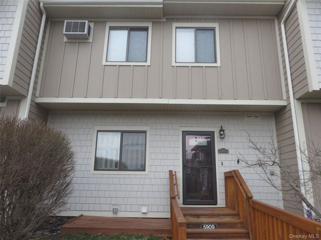 5909 Chelsea Cove N, Hopewell Junction, NY 12533
