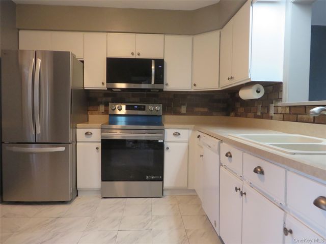 5909 Chelsea Cove N, Hopewell Junction, NY 12533