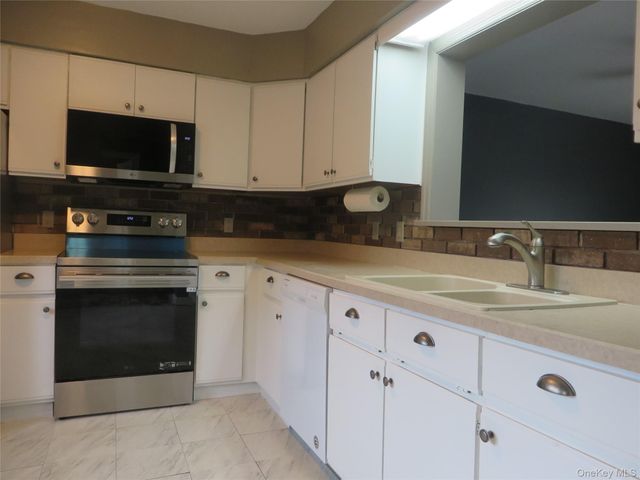 5909 Chelsea Cove N, Hopewell Junction, NY 12533