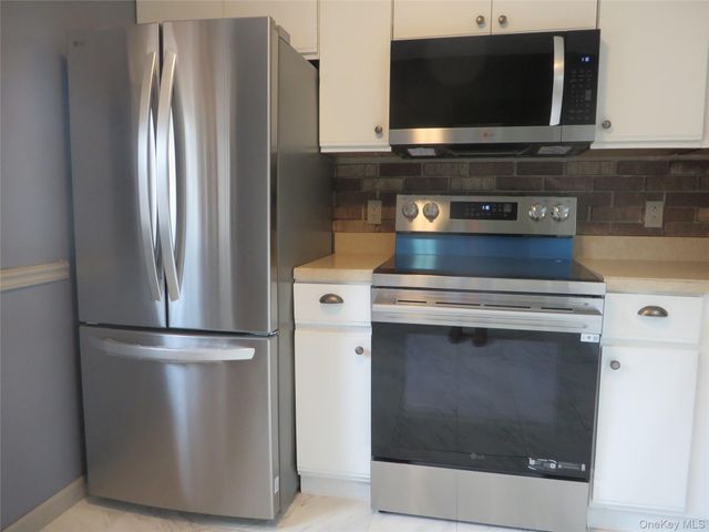 5909 Chelsea Cove N, Hopewell Junction, NY 12533