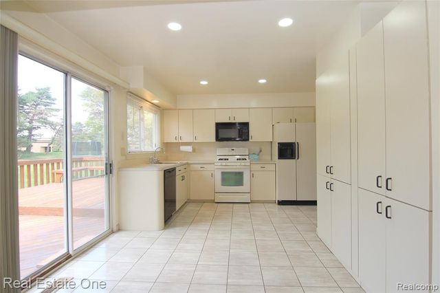 5590 Greenbriar Drive, West Bloomfield, MI 48322